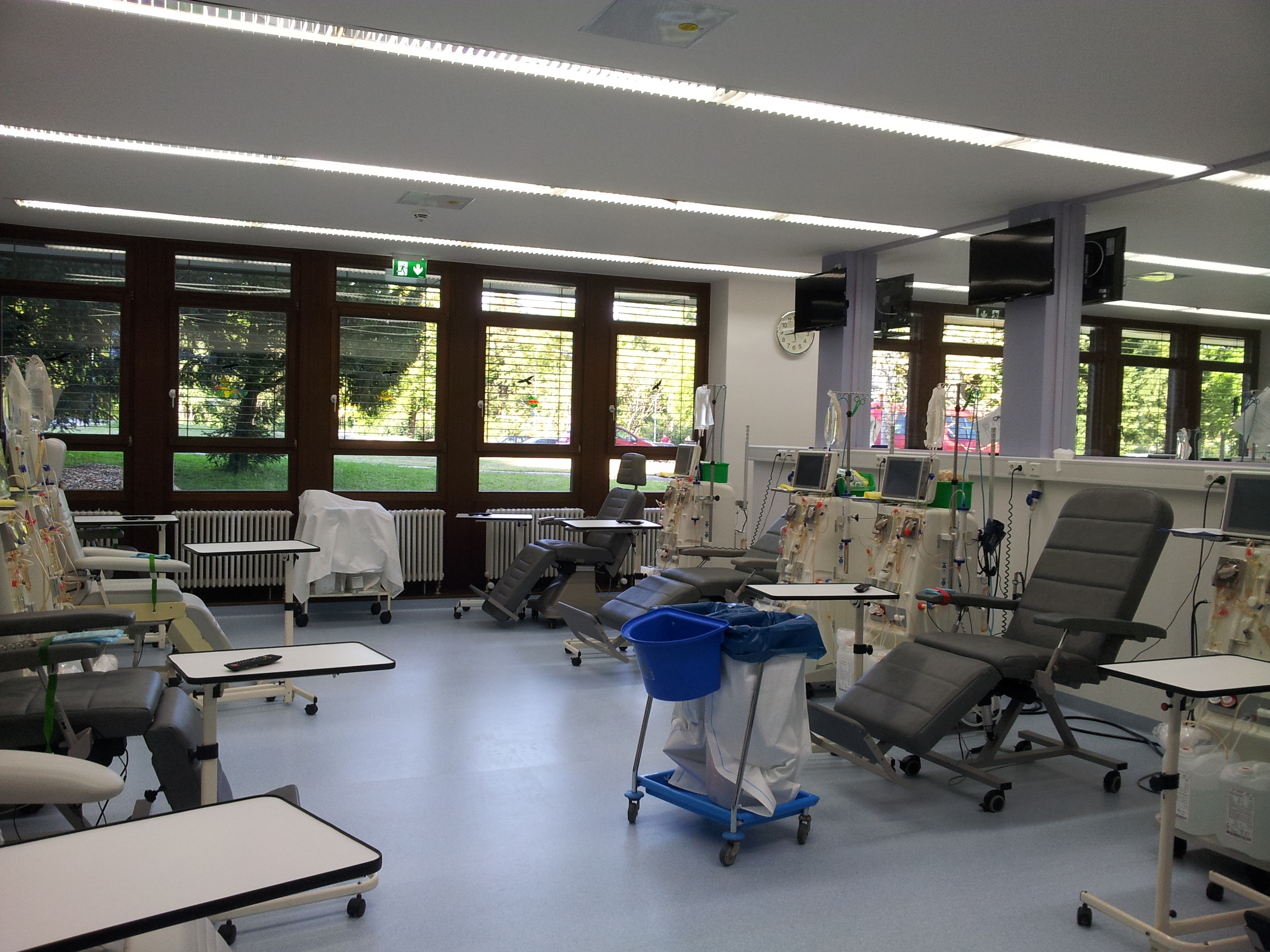 Dialysis treatment room e